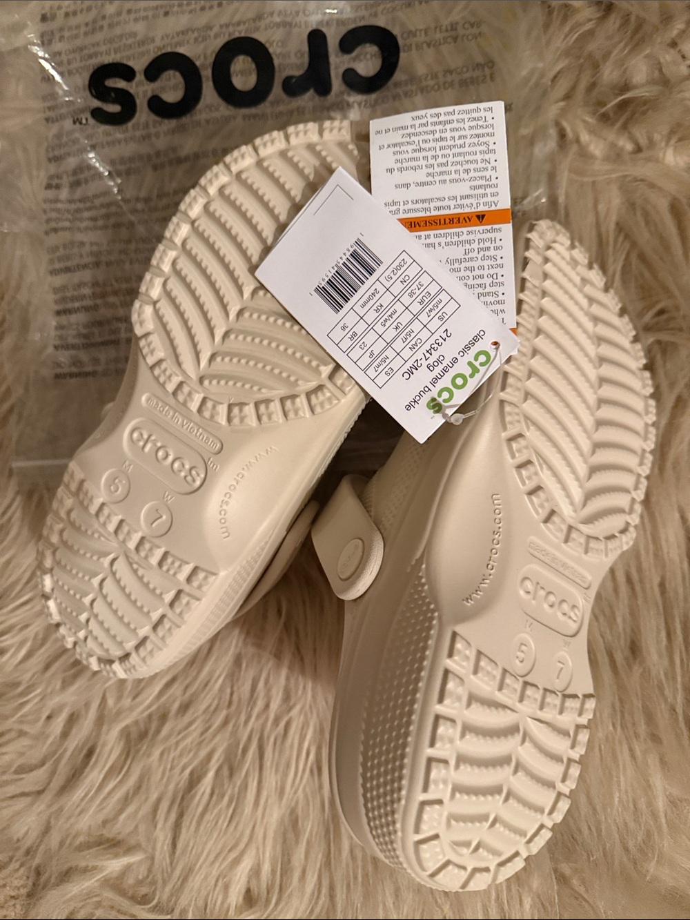 Crocs classic enamel buckle clogs - Picture 5 of 5